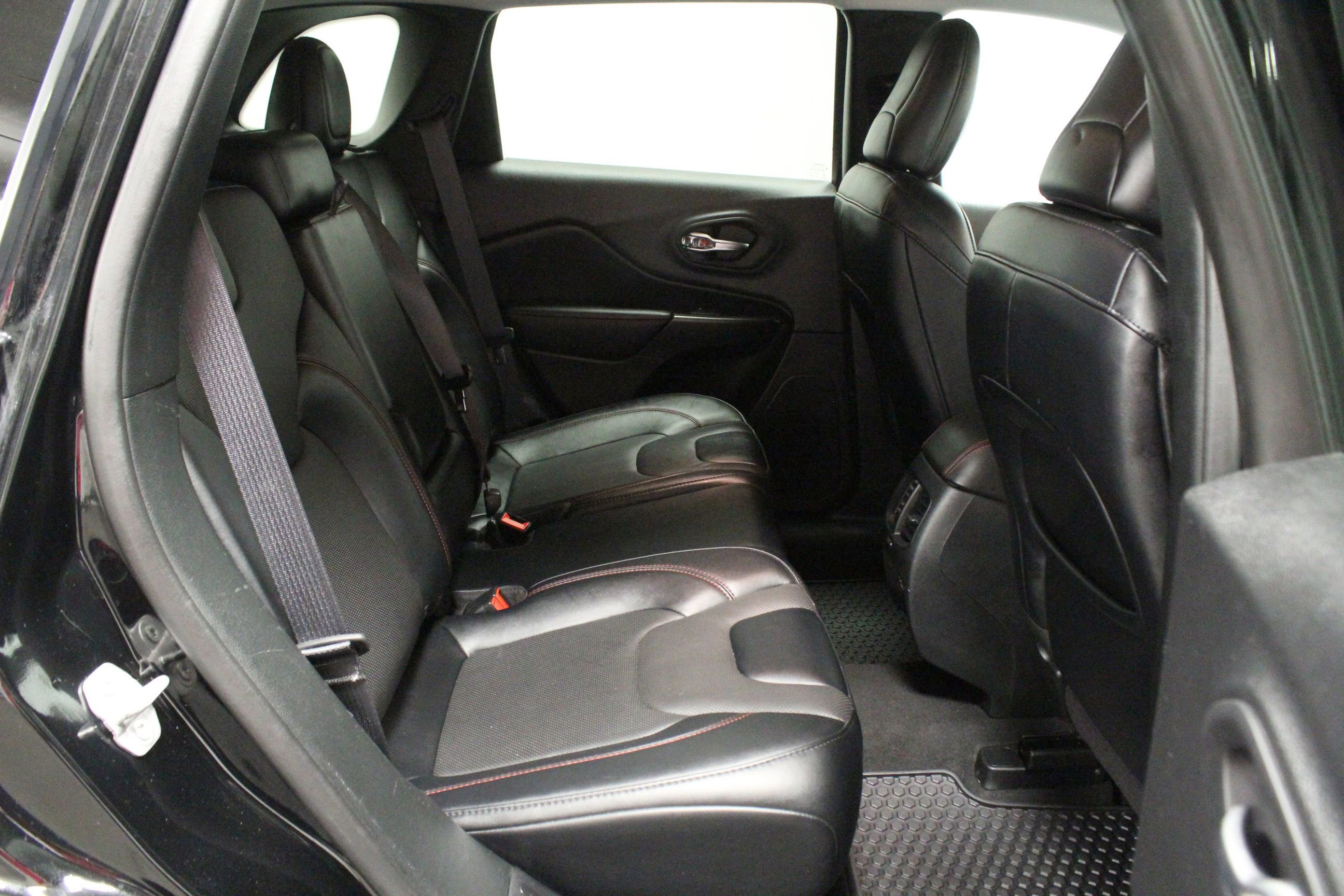 Used 2022 Jeep Cherokee Trailhawk w/ Premium Leather Package AWD/4WD image 16