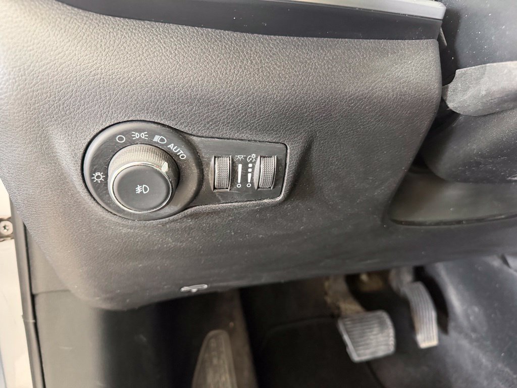 Used 2024 Jeep Compass Latitude AWD/4WD image 16