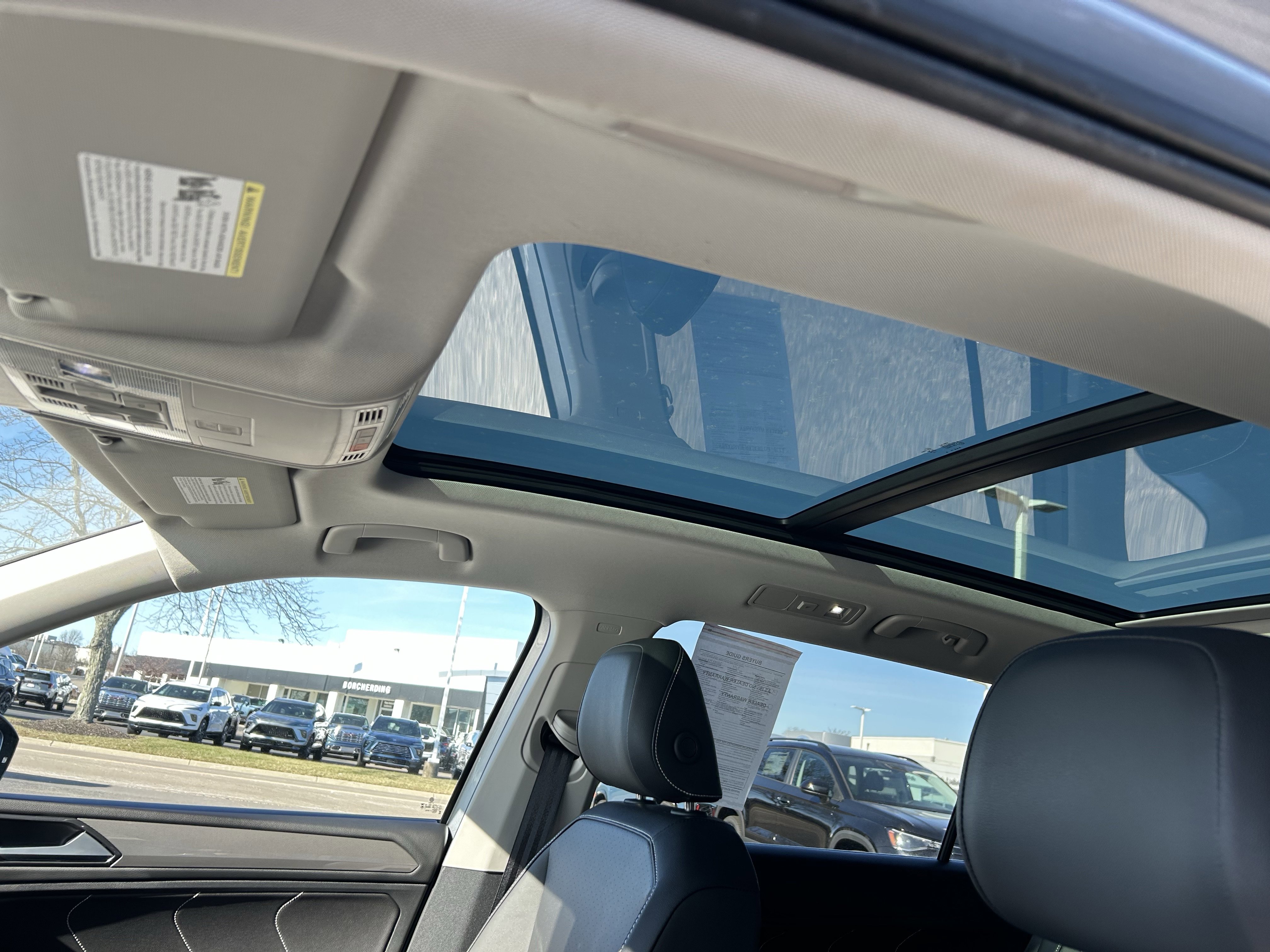 Used 2024 Volkswagen Tiguan SE w/ Panoramic Sunroof Package image 23