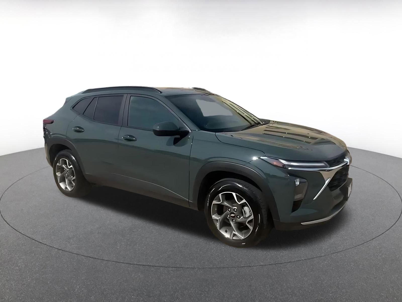 Used 2025 Chevrolet Trax LT FWD image 2
