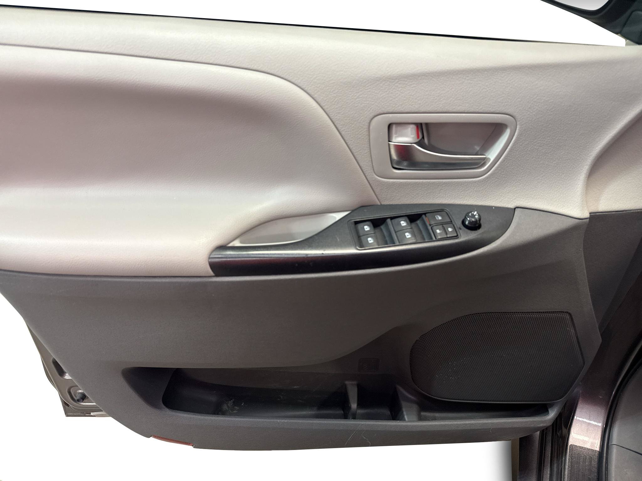 Used 2020 Toyota Sienna LE FWD image 15