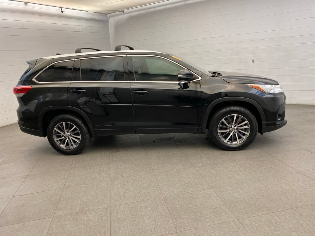 Used 2017 Toyota Highlander XLE w/ Carpet Mat Package FWD image 5