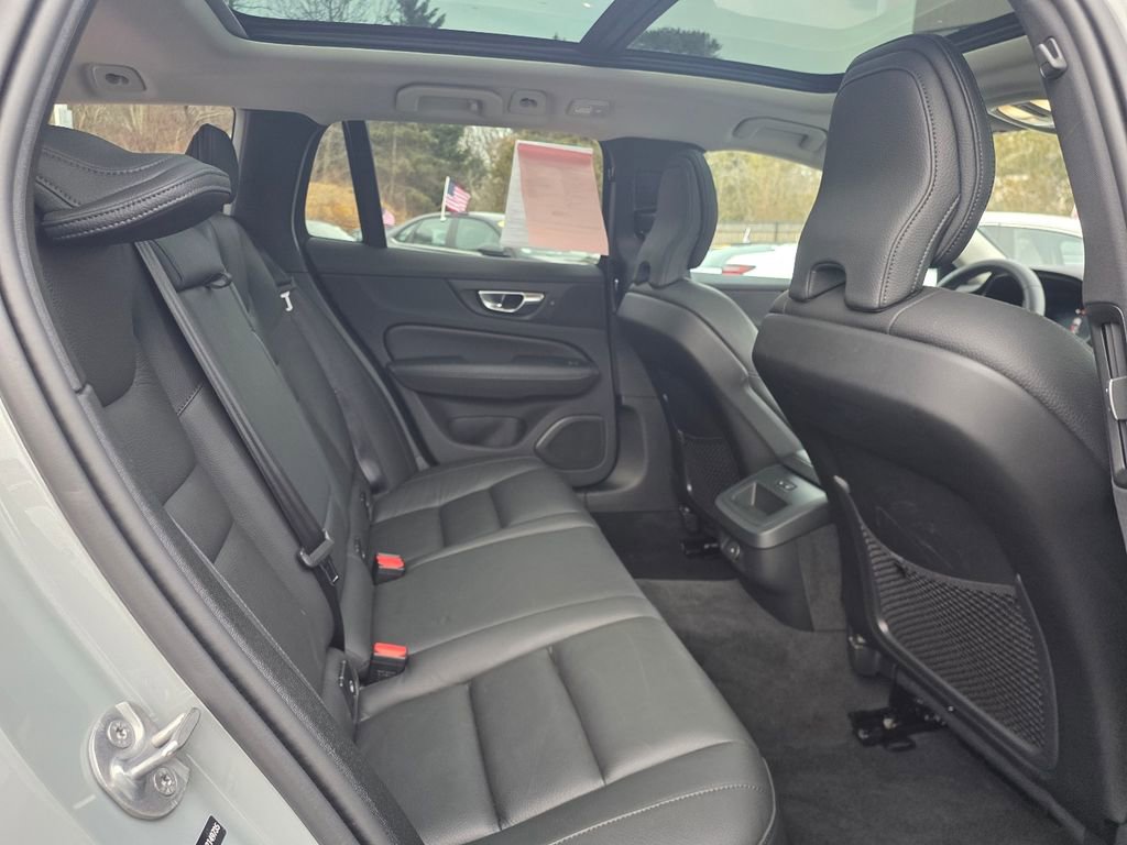 Used 2025 Volvo V60 B5 Cross Country Plus image 32