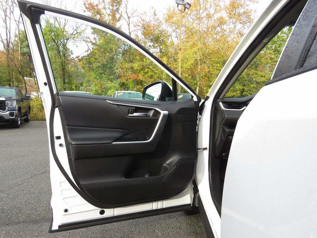 Used 2021 Toyota RAV4 XLE w/ Convenience Package image 10