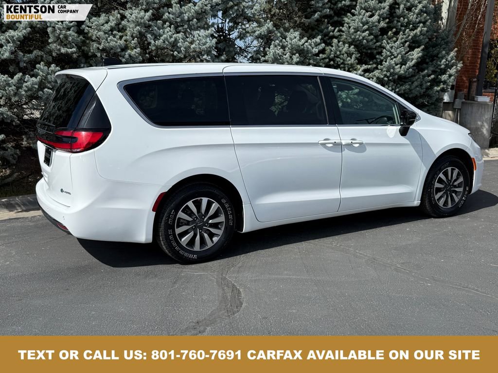 Used 2024 Chrysler Pacifica Select image 9
