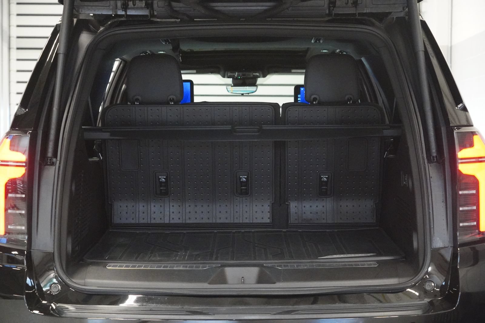 Used 2025 Chevrolet Suburban Premier AWD/4WD image 35
