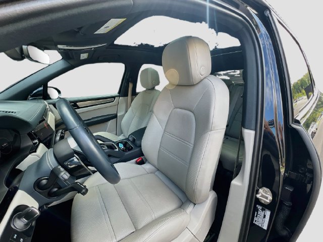 Certified 2023 Porsche Cayenne Platinum Edition AWD/4WD image 5