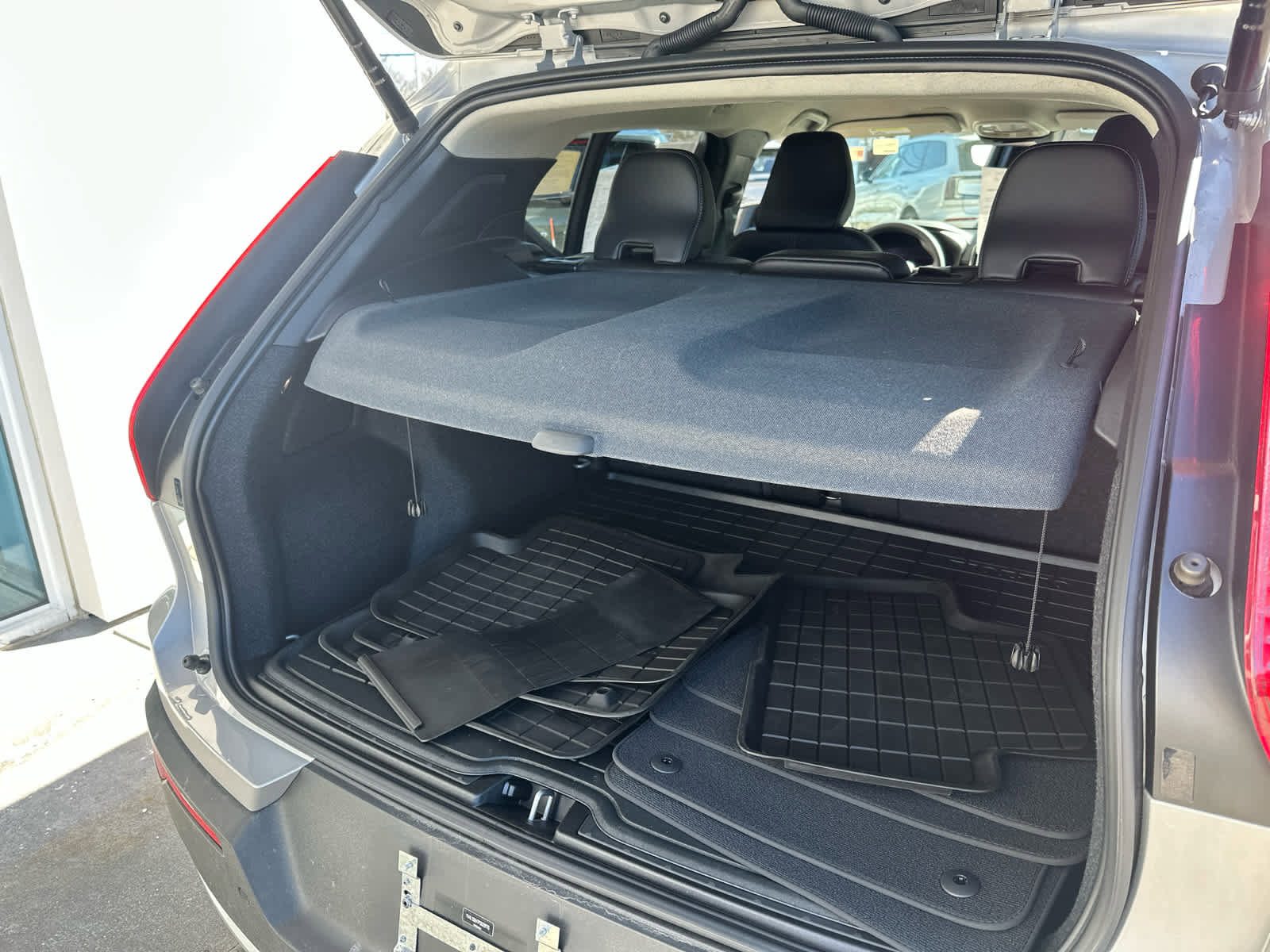 Certified 2023 Volvo XC40 B5 Core w/ Convenience Package image 13