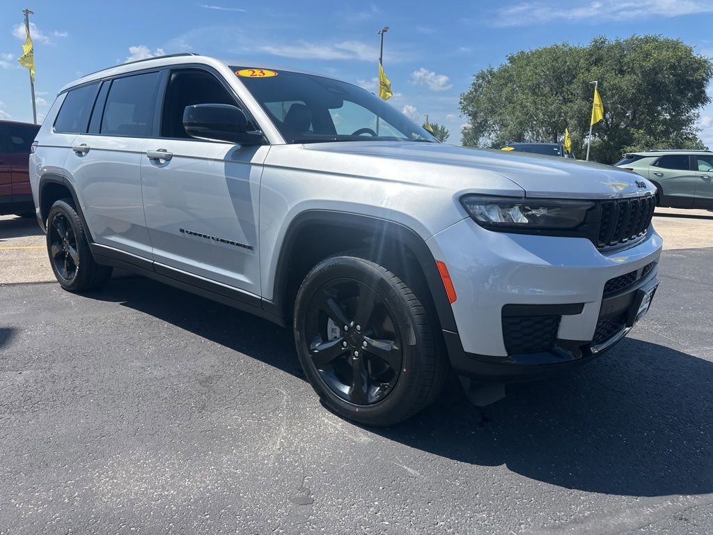 Used 2023 Jeep Grand Cherokee L Laredo image 2