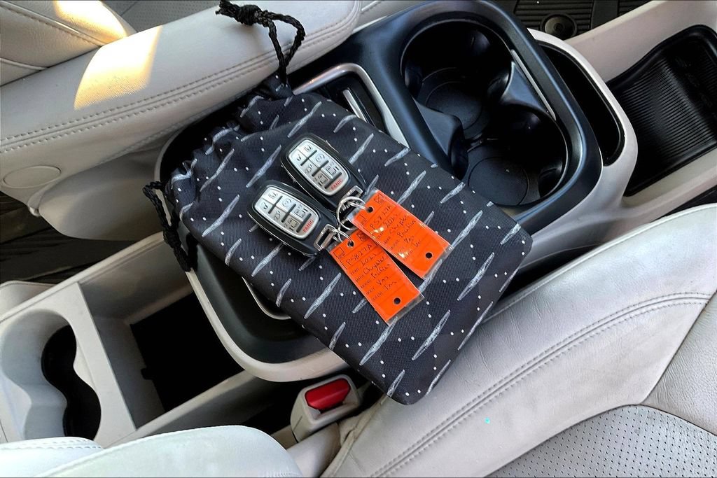 Used 2021 Chrysler Pacifica Touring-L w/ Uconnect Theater Family Group FWD image 34
