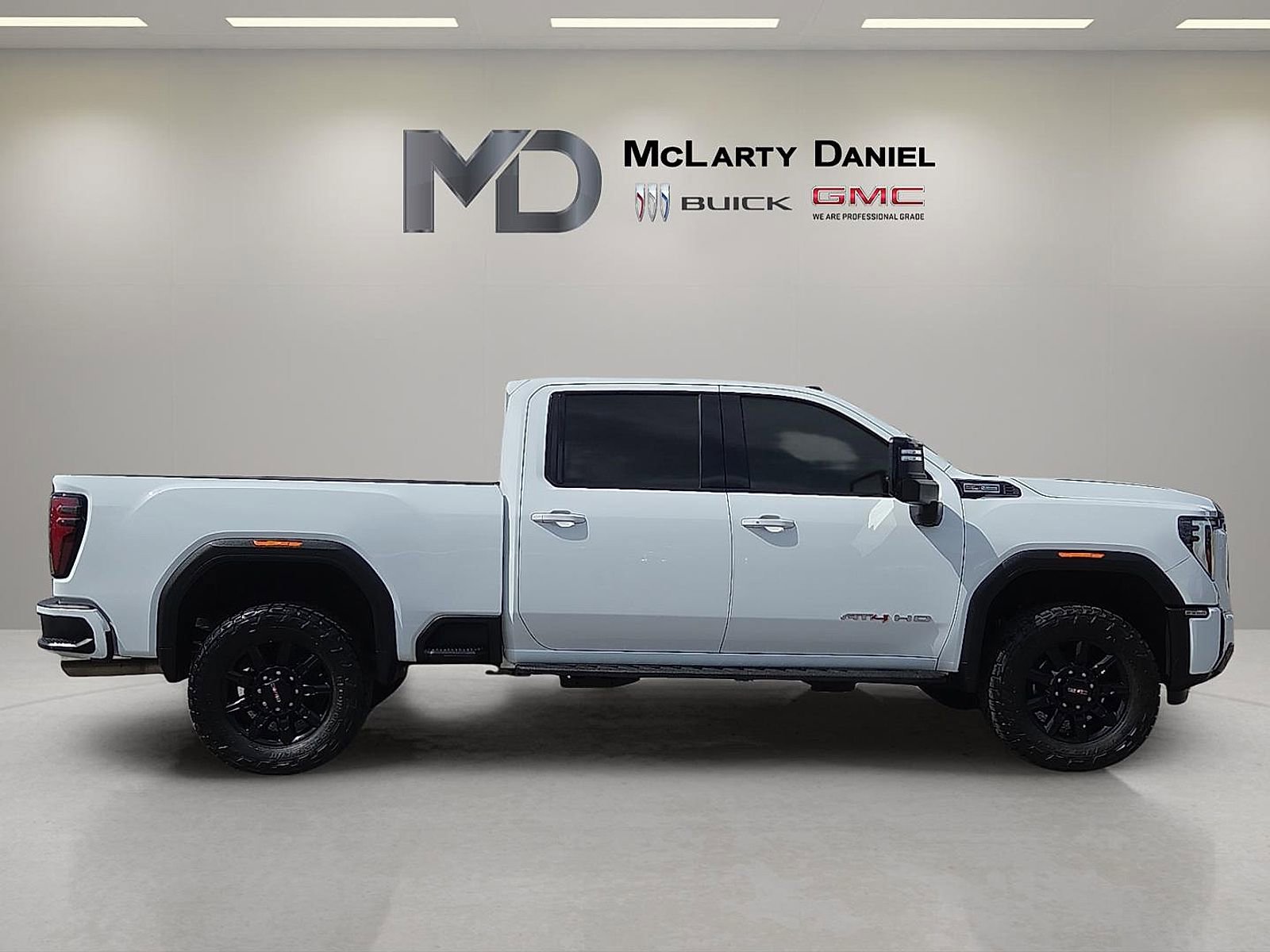 Used 2025 GMC Sierra 2500 AT4 w/ AT4 Premium Plus Package AWD/4WD image 6