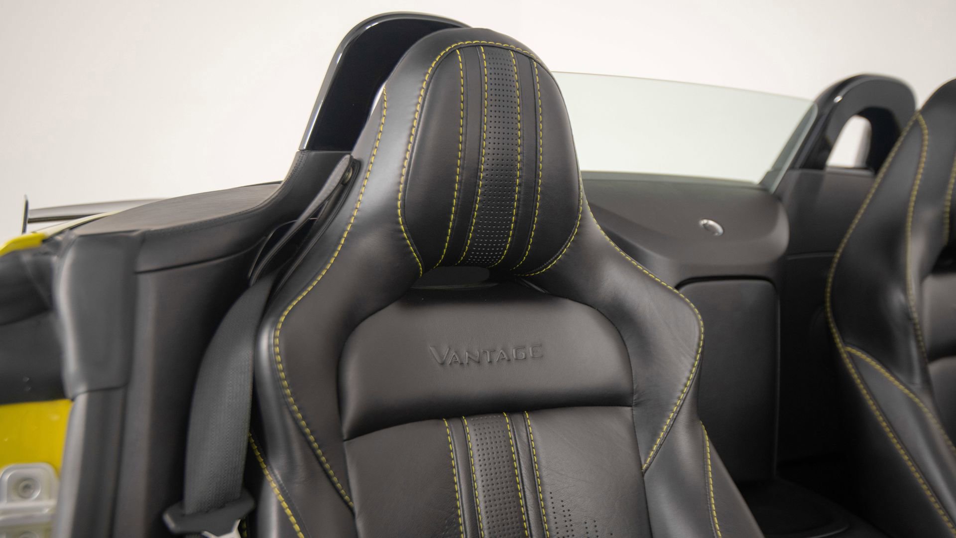 Used 2021 Aston Martin V8 Vantage Roadster image 47
