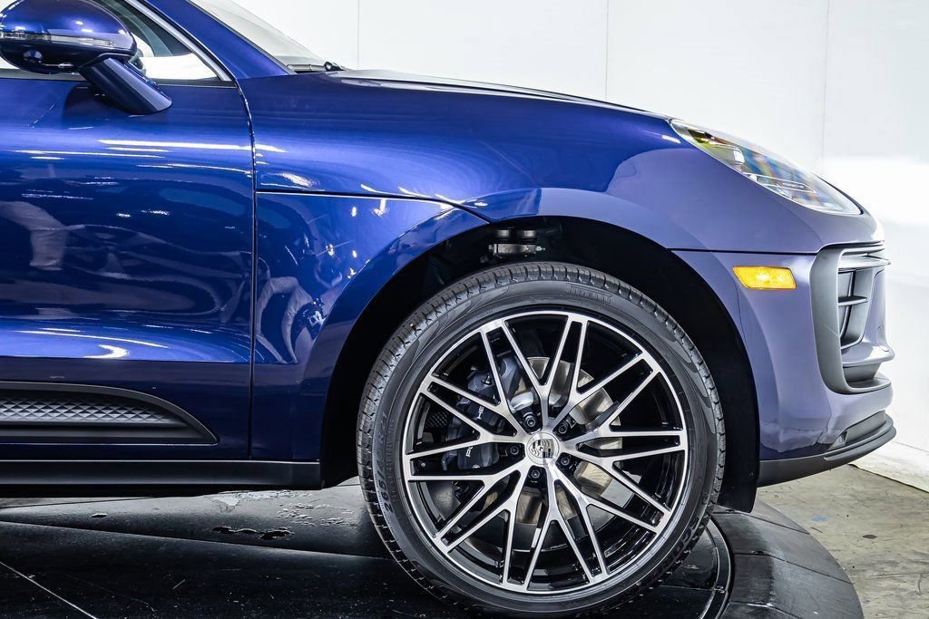 Certified 2025 Porsche Macan image 11