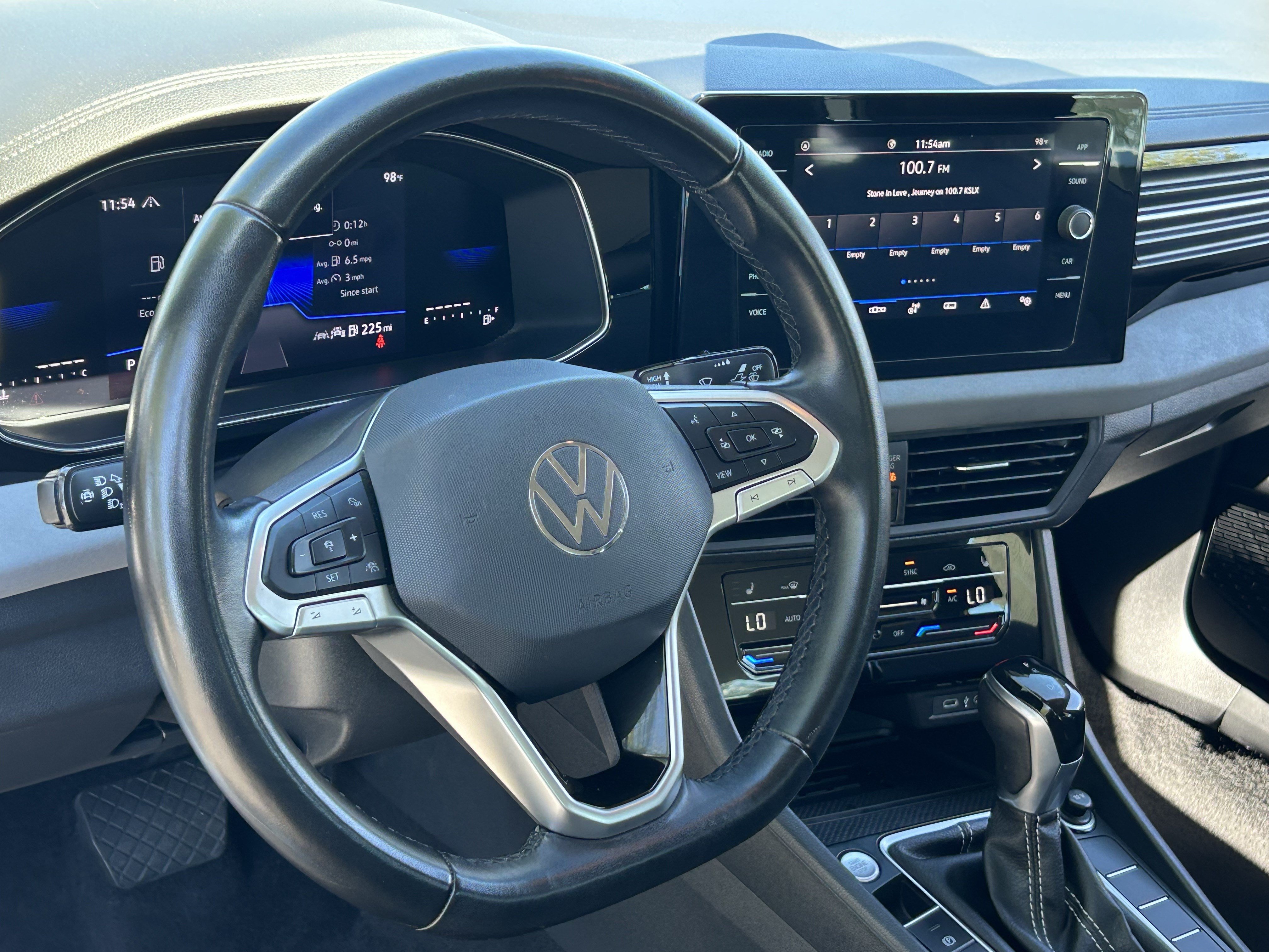 Used 2025 Volkswagen Jetta SE FWD image 27
