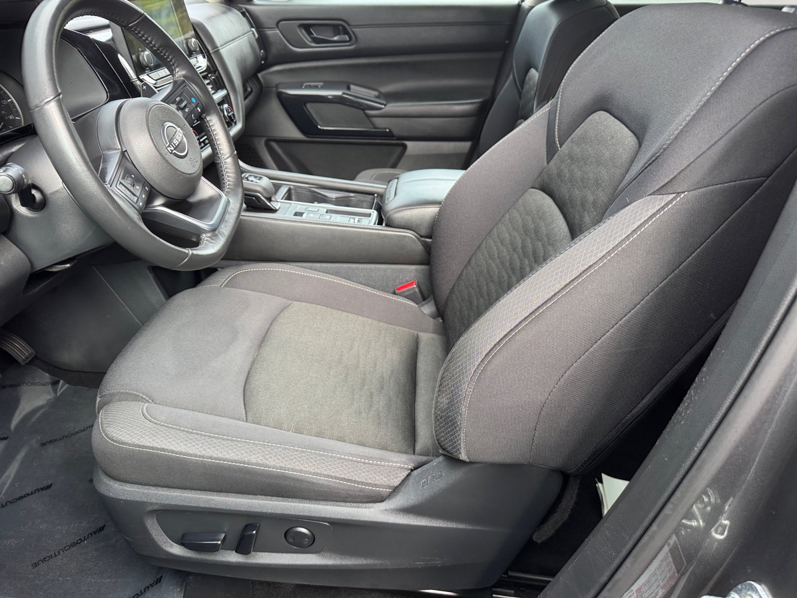 Used 2024 Nissan Pathfinder SV FWD image 9