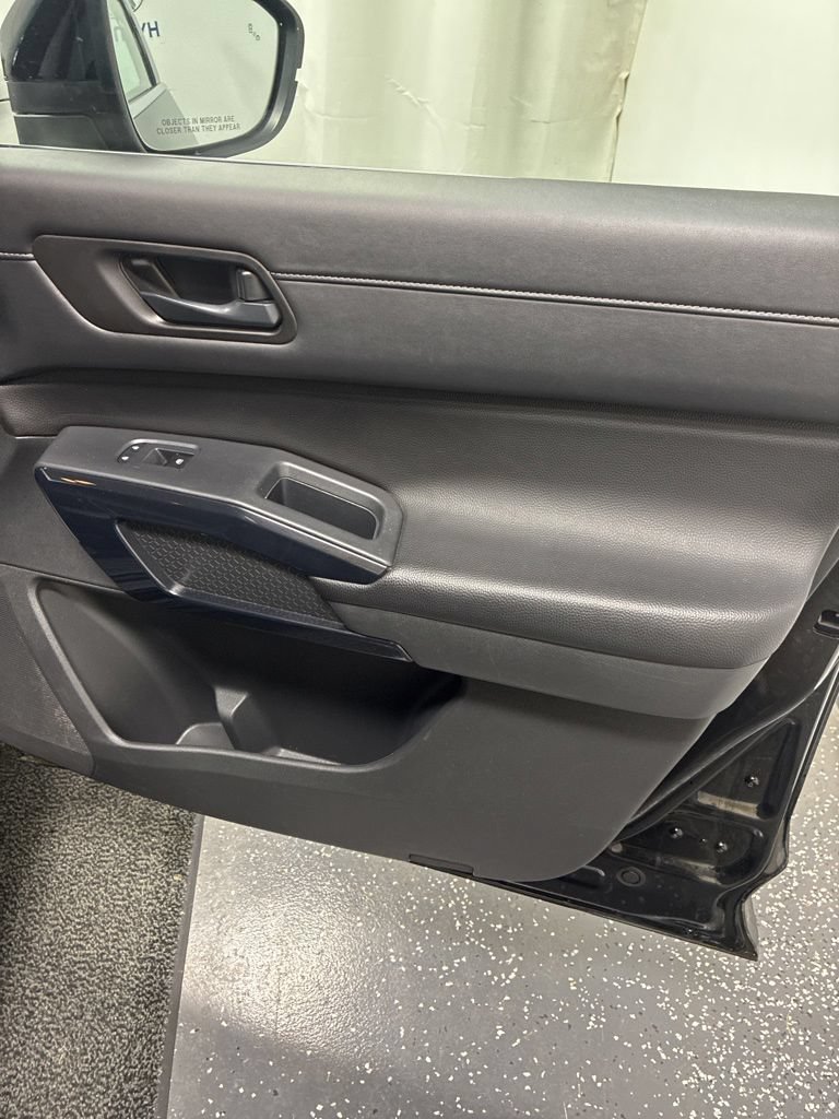Used 2025 Nissan Pathfinder SV AWD/4WD image 33