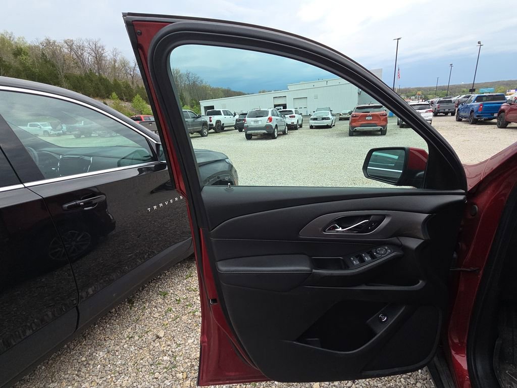 Used 2023 Chevrolet Traverse LT image 7