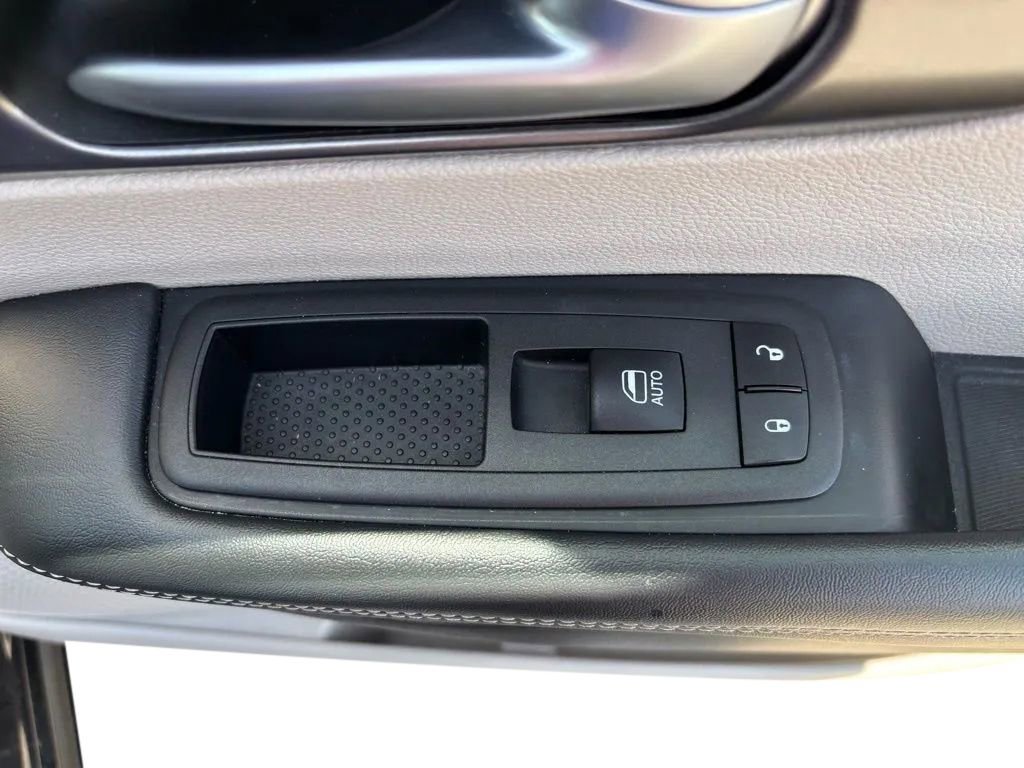 Used 2024 Chrysler Pacifica Touring-L FWD image 30