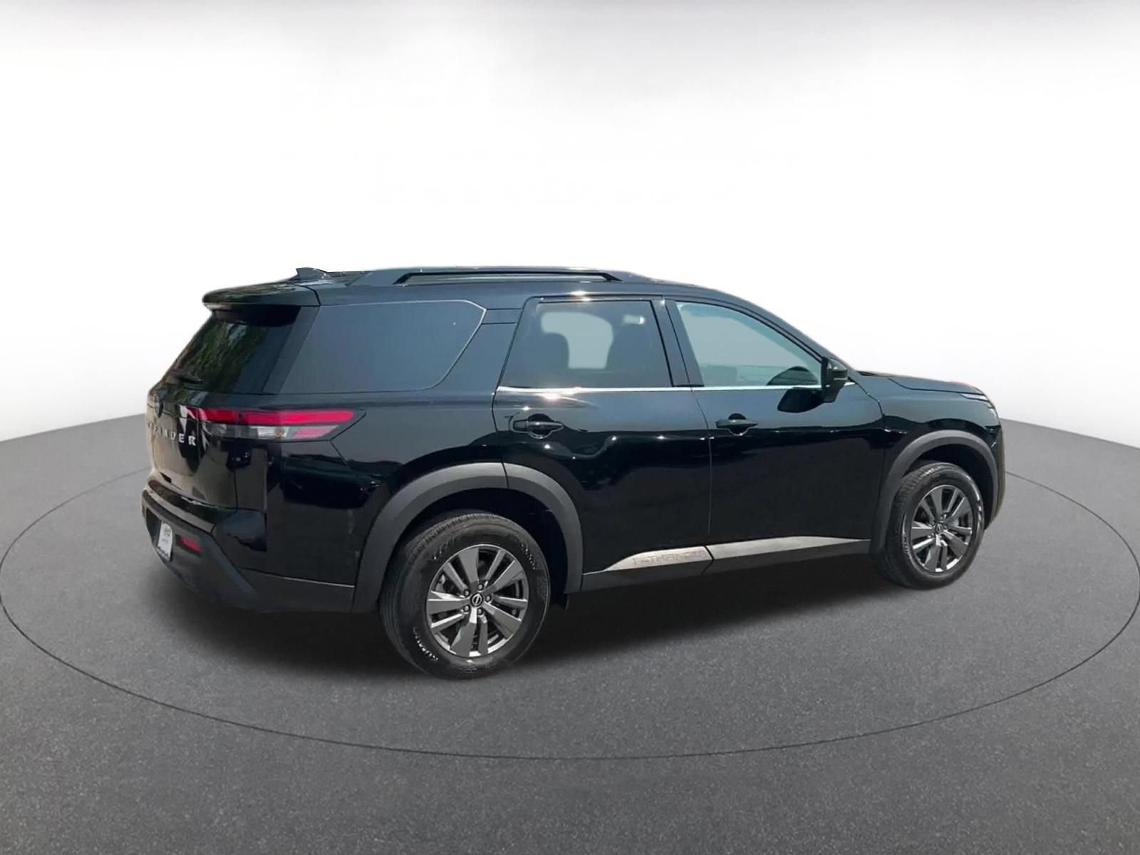 Used 2025 Nissan Pathfinder SV FWD image 14
