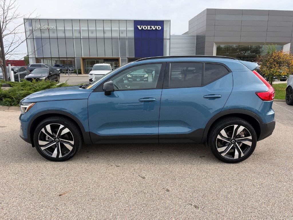 Certified 2024 Volvo XC40 B5 Plus w/ Protection Package Premier AWD/4WD image 2