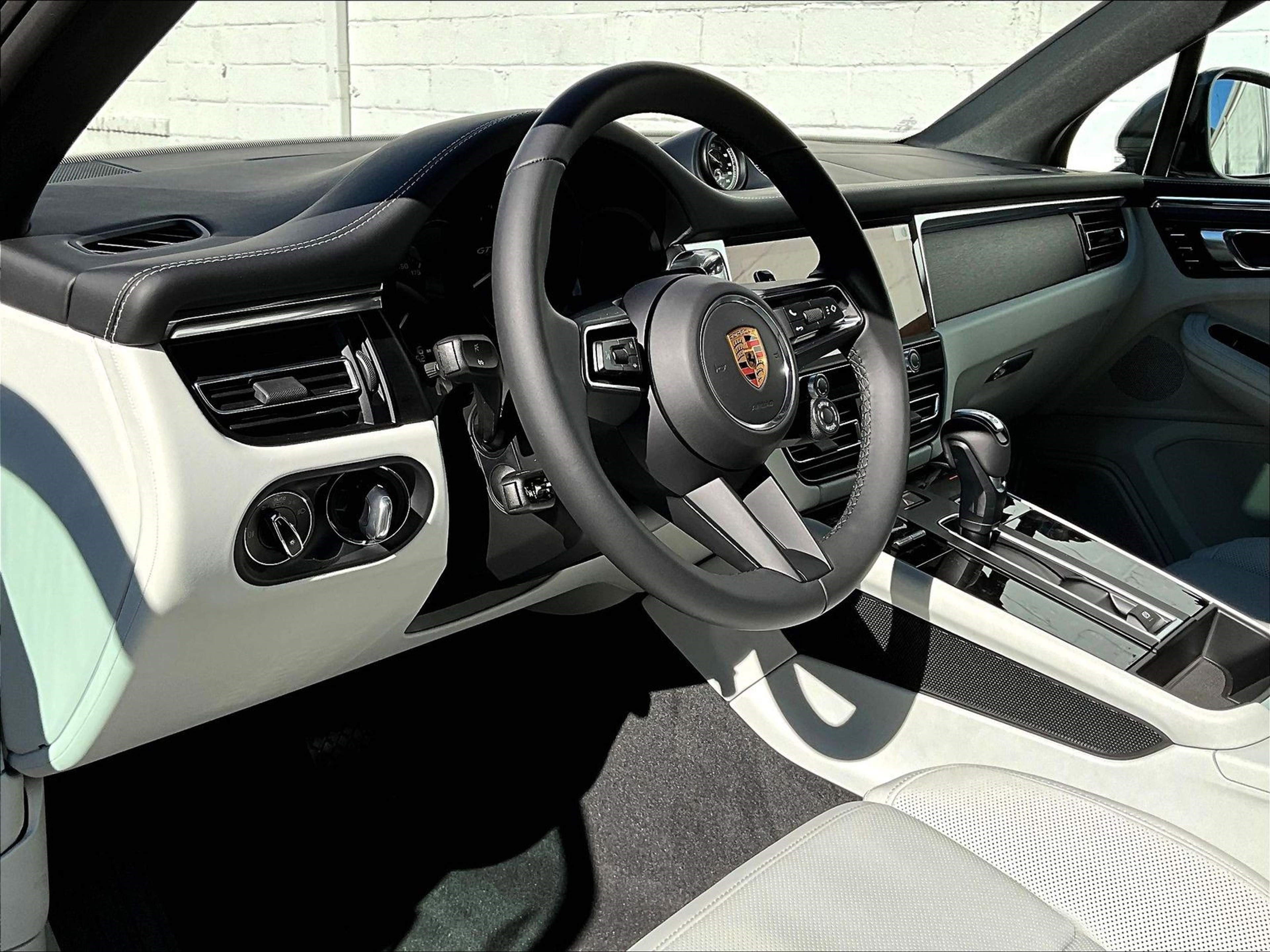 New 2026 Porsche Macan GTS image 4