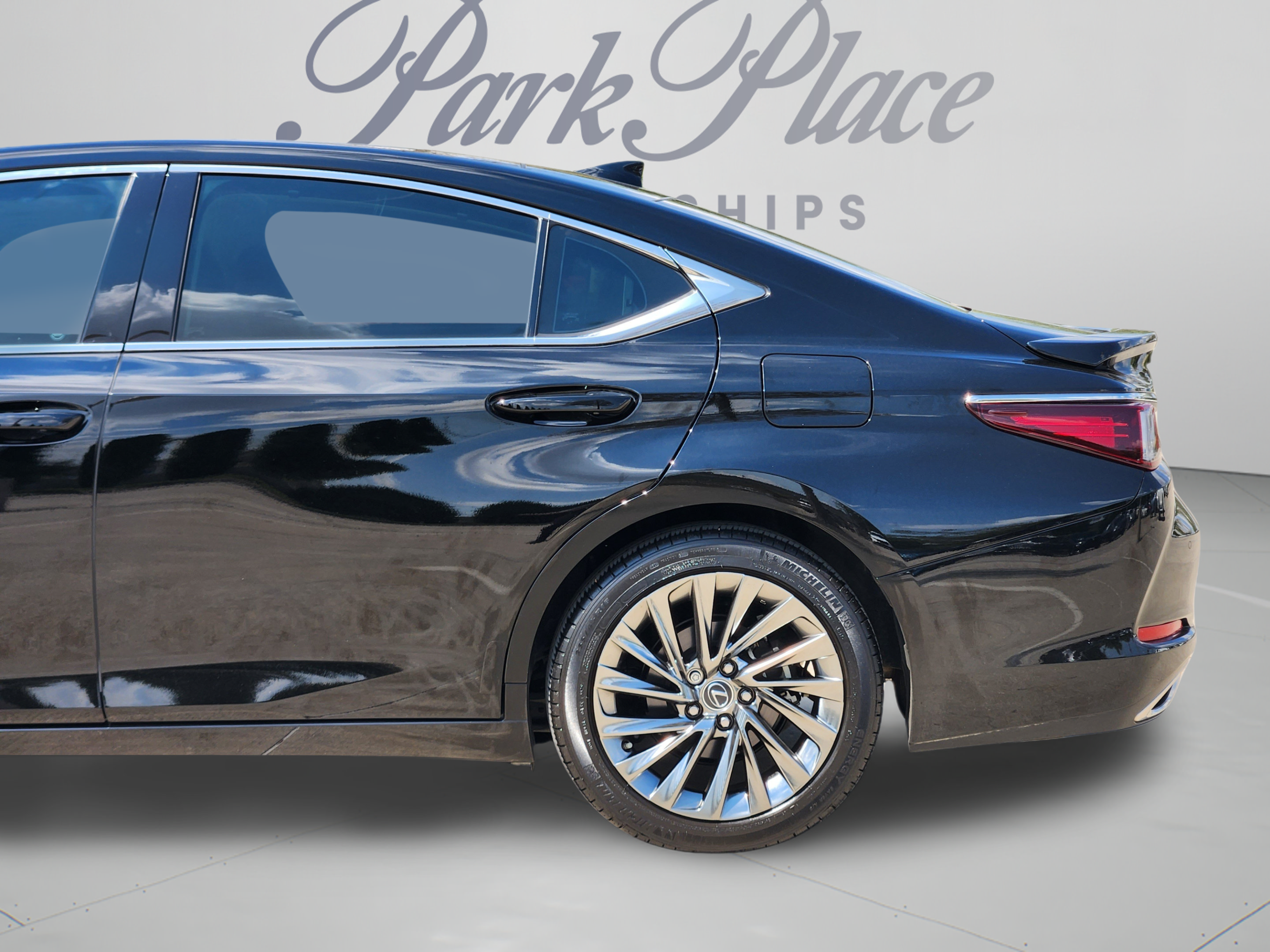 Used 2024 Lexus ES 350 Ultra Luxury w/ Accessory Package (Z2) FWD image 30