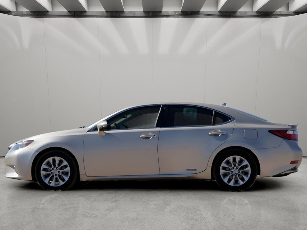 Used 2013 Lexus ES 300h w/ Luxury Pkg image 3