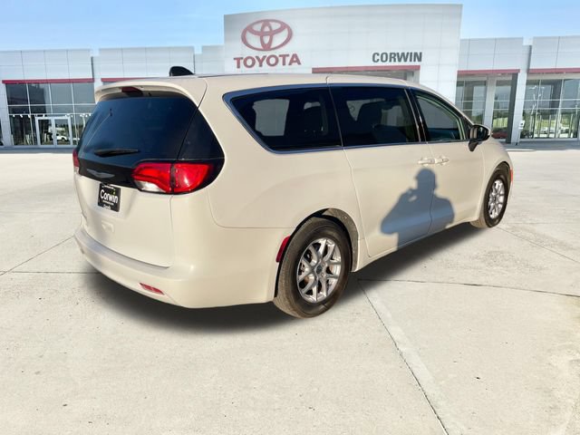 Used 2023 Chrysler Voyager LX FWD image 5