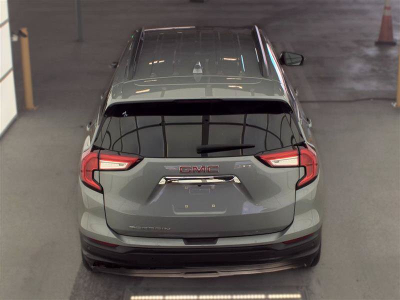 Used 2024 GMC Terrain SLE w/ Driver Convenience Package FWD image 5