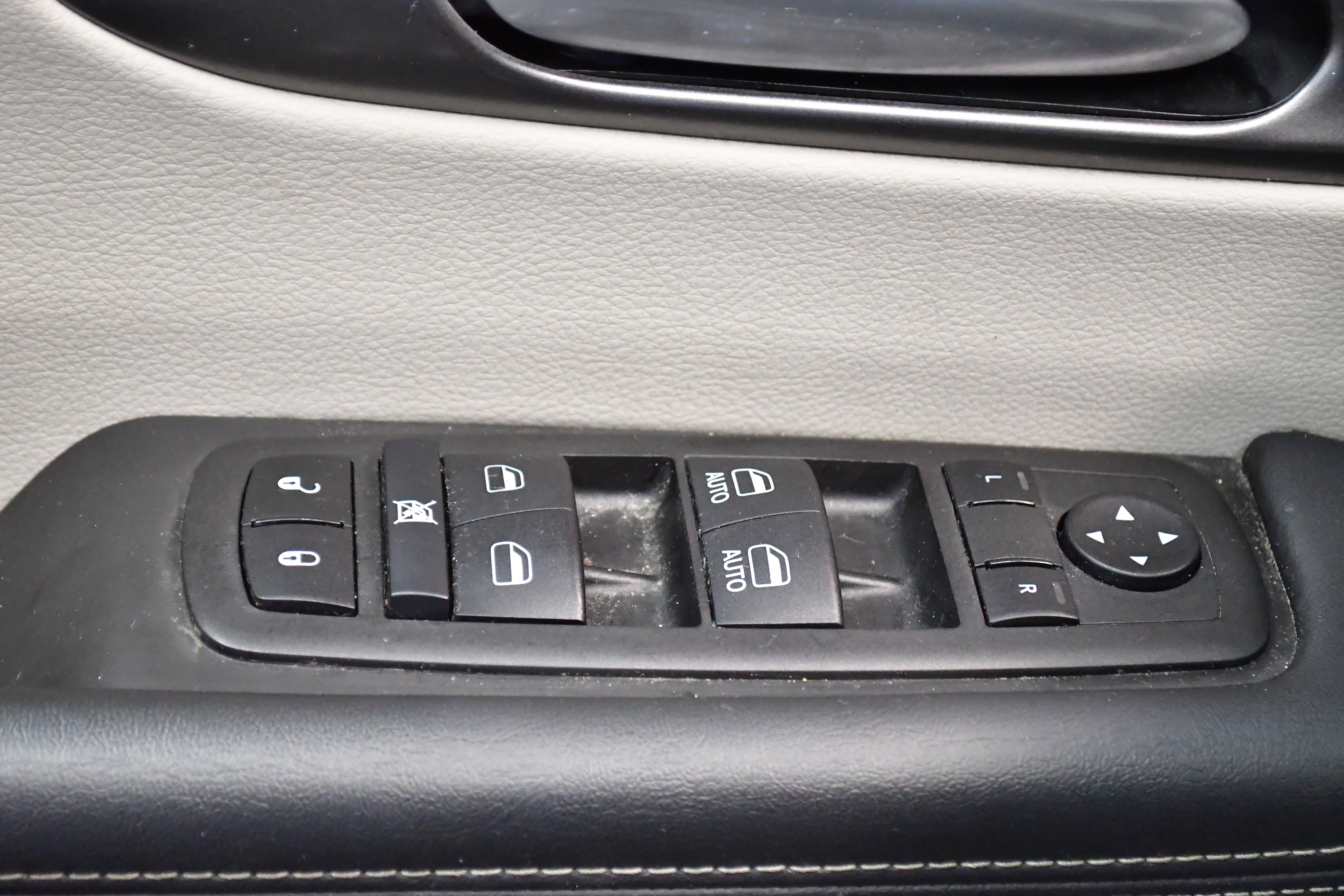 Used 2024 Chrysler Pacifica Touring-L image 38