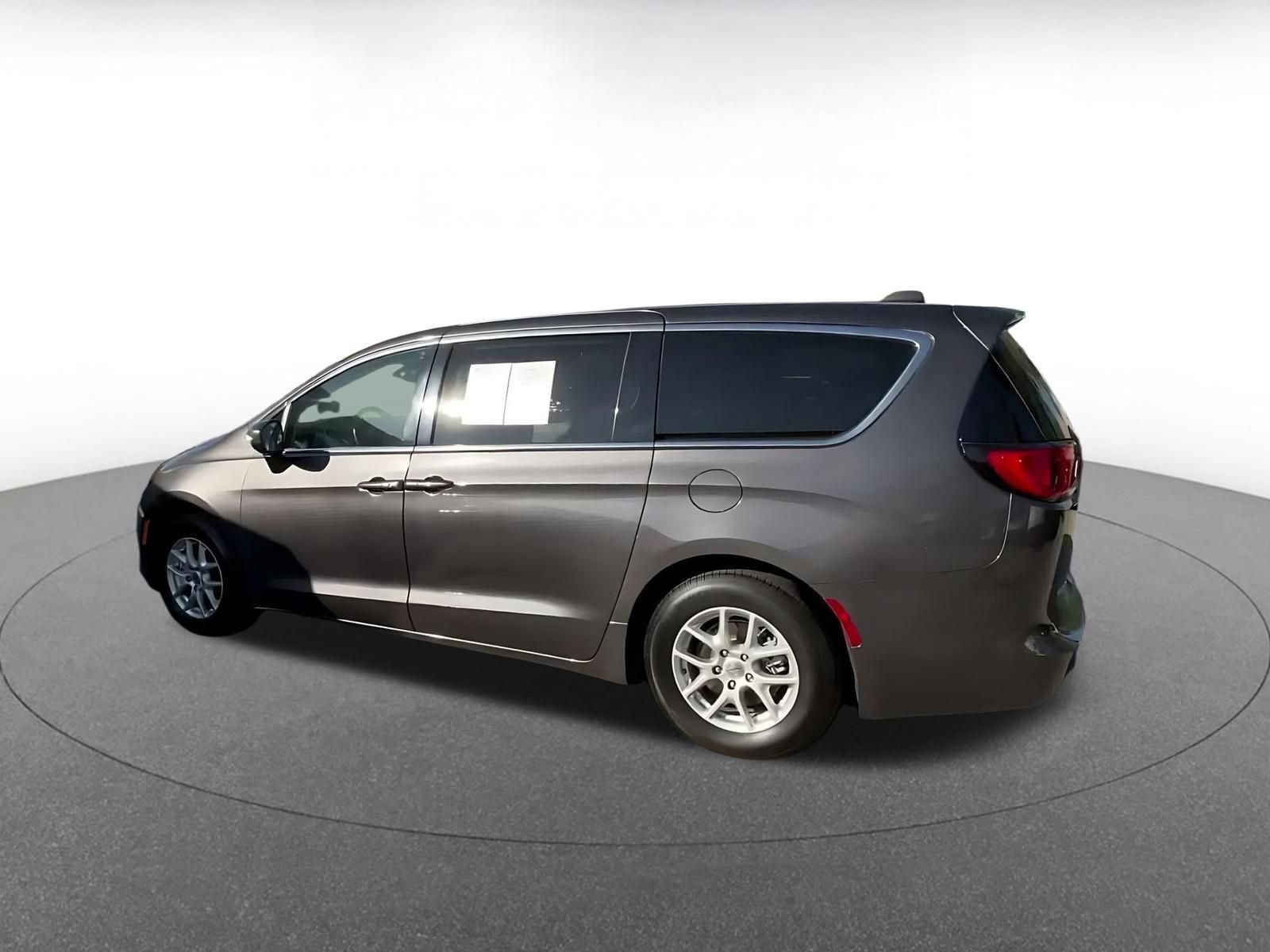 Used 2023 Chrysler Voyager LX FWD image 9