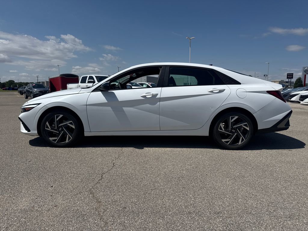 Used 2025 Hyundai Elantra Sport FWD image 3