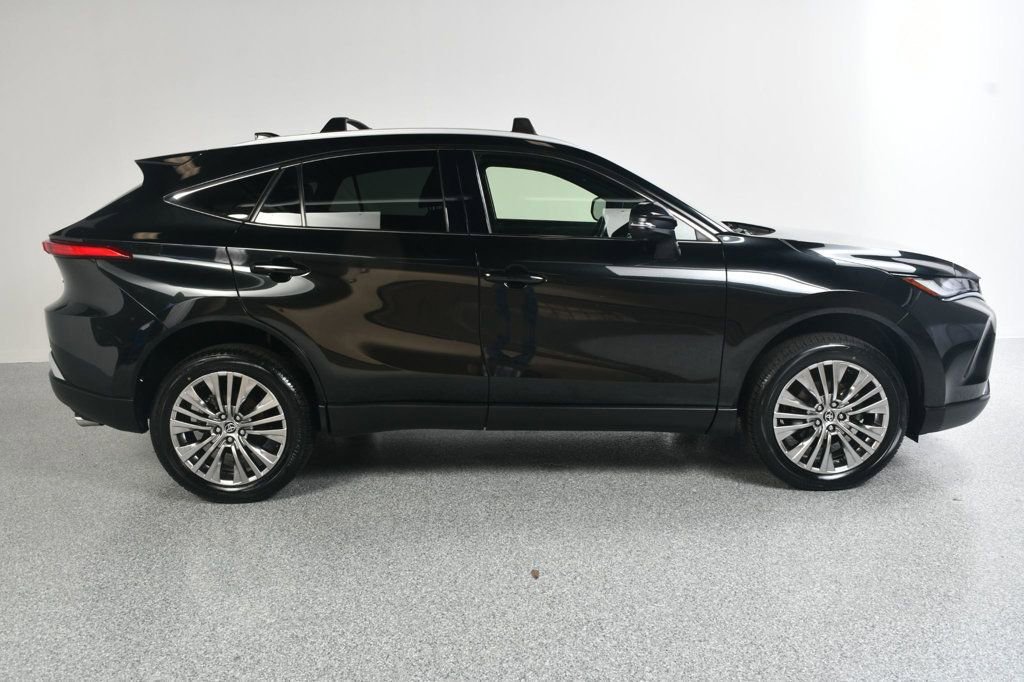 Used 2022 Toyota Venza XLE image 4