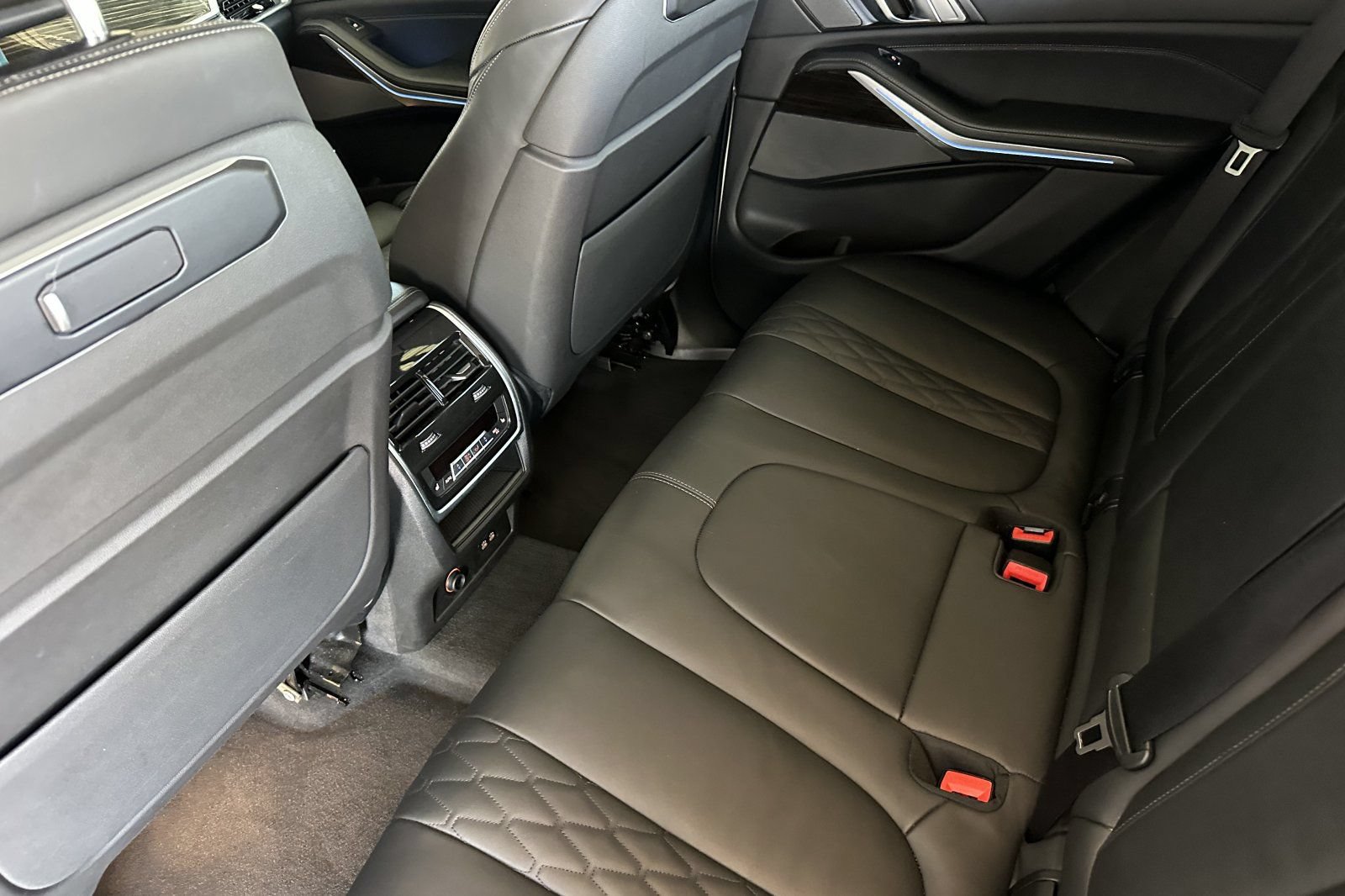 Used 2025 BMW X5 xDrive50e AWD/4WD image 12