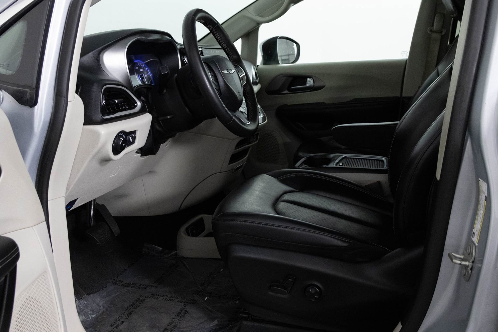 Used 2023 Chrysler Pacifica Touring-L image 17