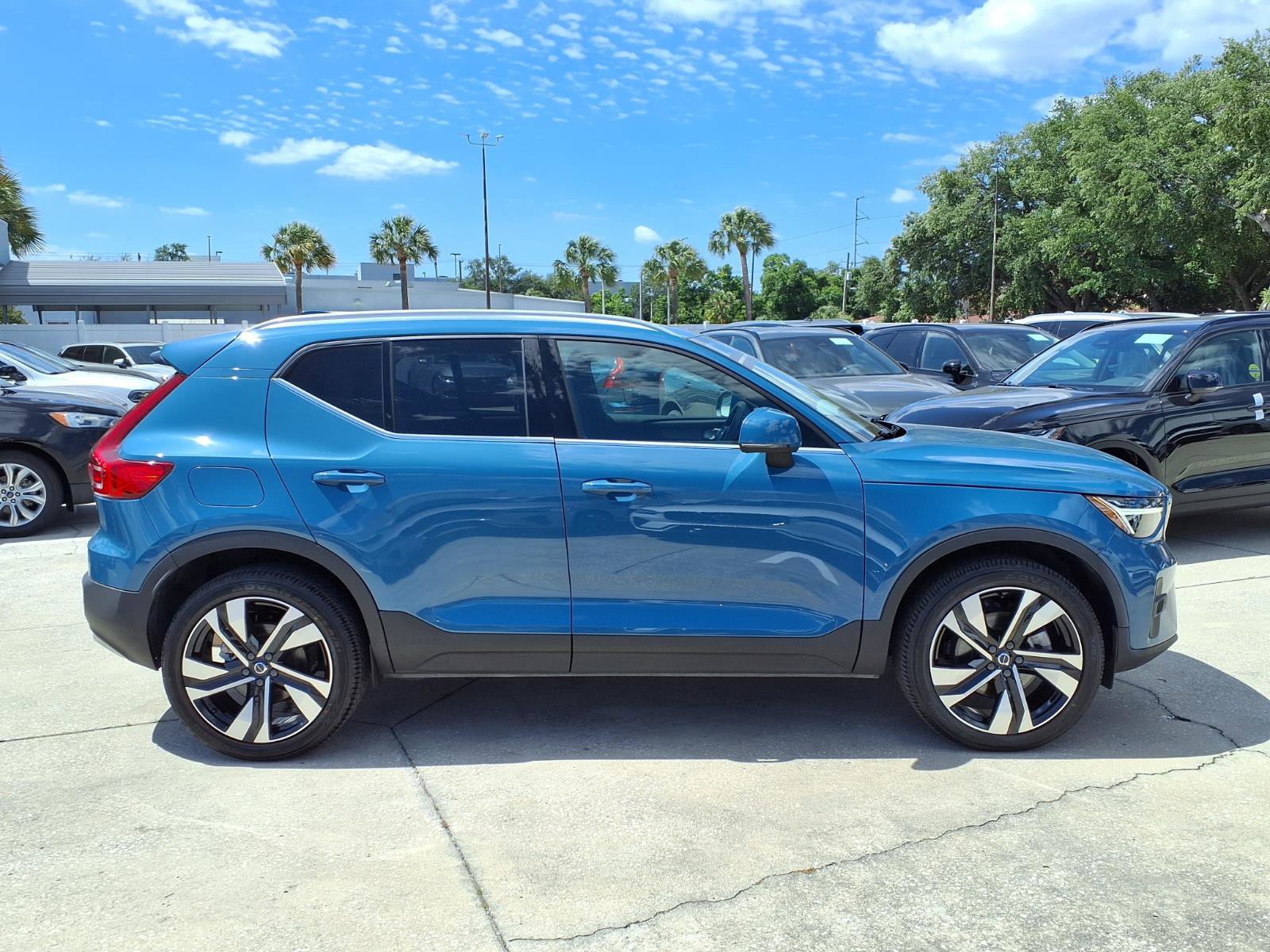 Certified 2023 Volvo XC40 B5 Plus AWD/4WD image 8