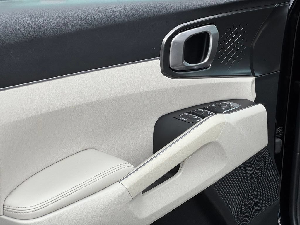 Used 2023 Kia Sorento EX w/ Panoramic Sunroof Package FWD image 9