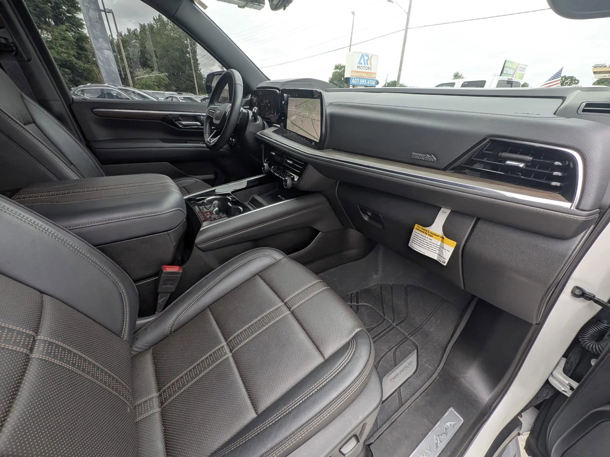 Used 2025 Chevrolet Suburban High Country RWD image 8