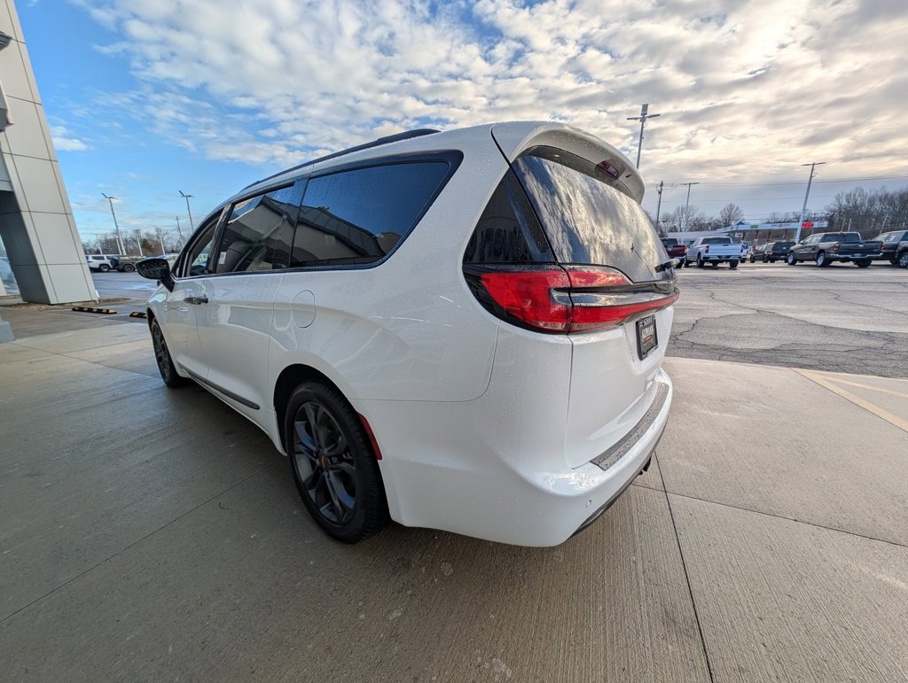 Used 2024 Chrysler Pacifica Touring-L w/ Road Tripper Package image 6