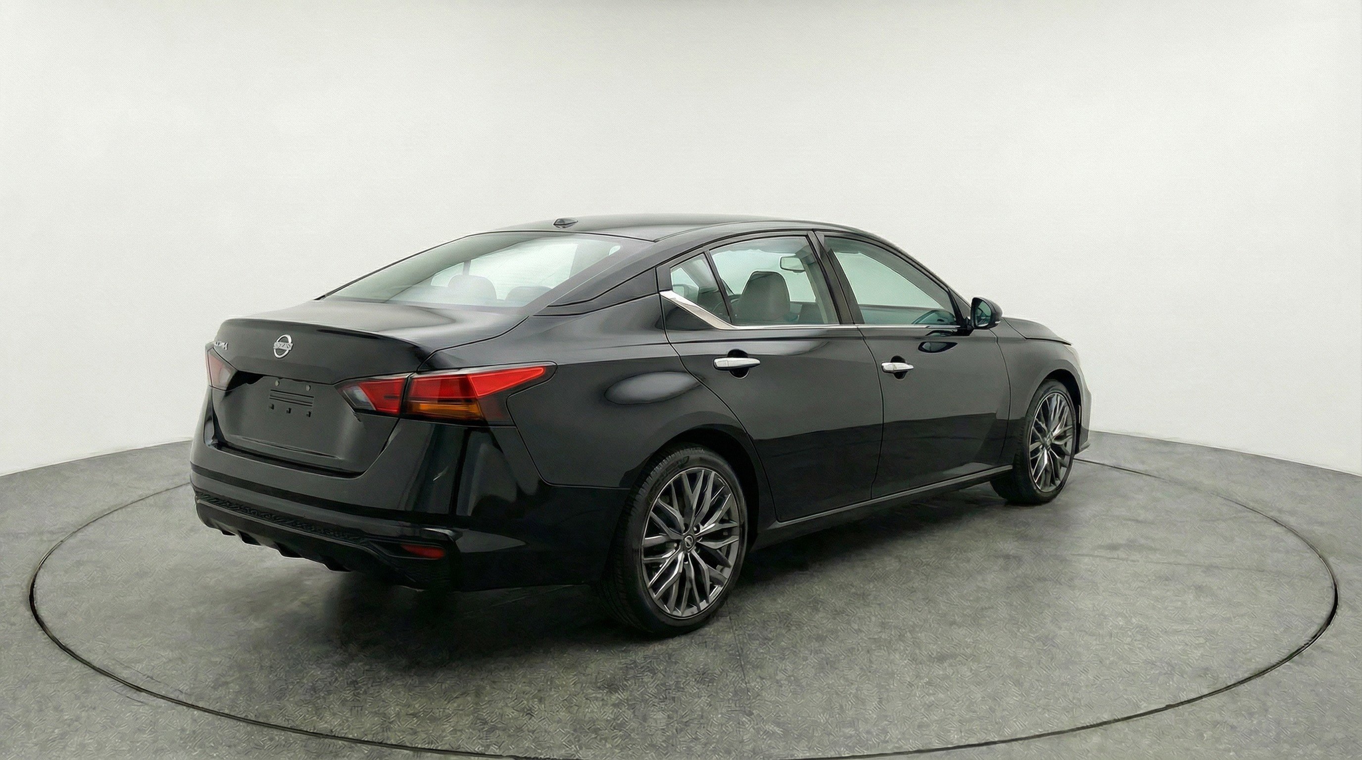 Used 2025 Nissan Altima 2.5 SV image 9