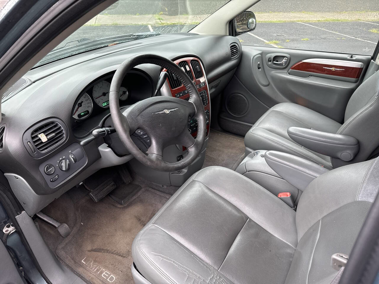 Used 2005 Chrysler Town & Country Limited image 5