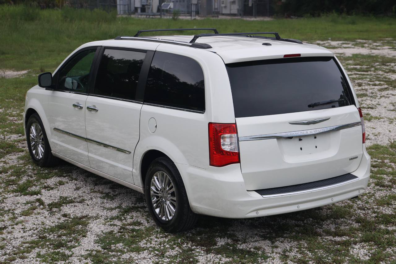 Used 2011 Chrysler Town & Country Limited w/ Trailer Tow Group FWD image 5
