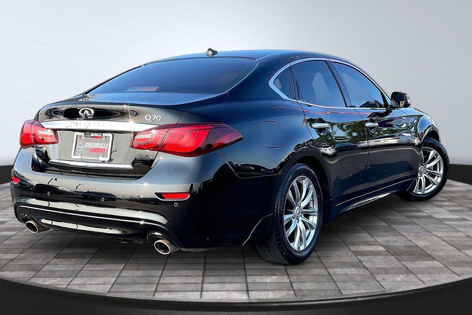 Used 2018 INFINITI Q70 Luxe w/ Cargo Package RWD image 14