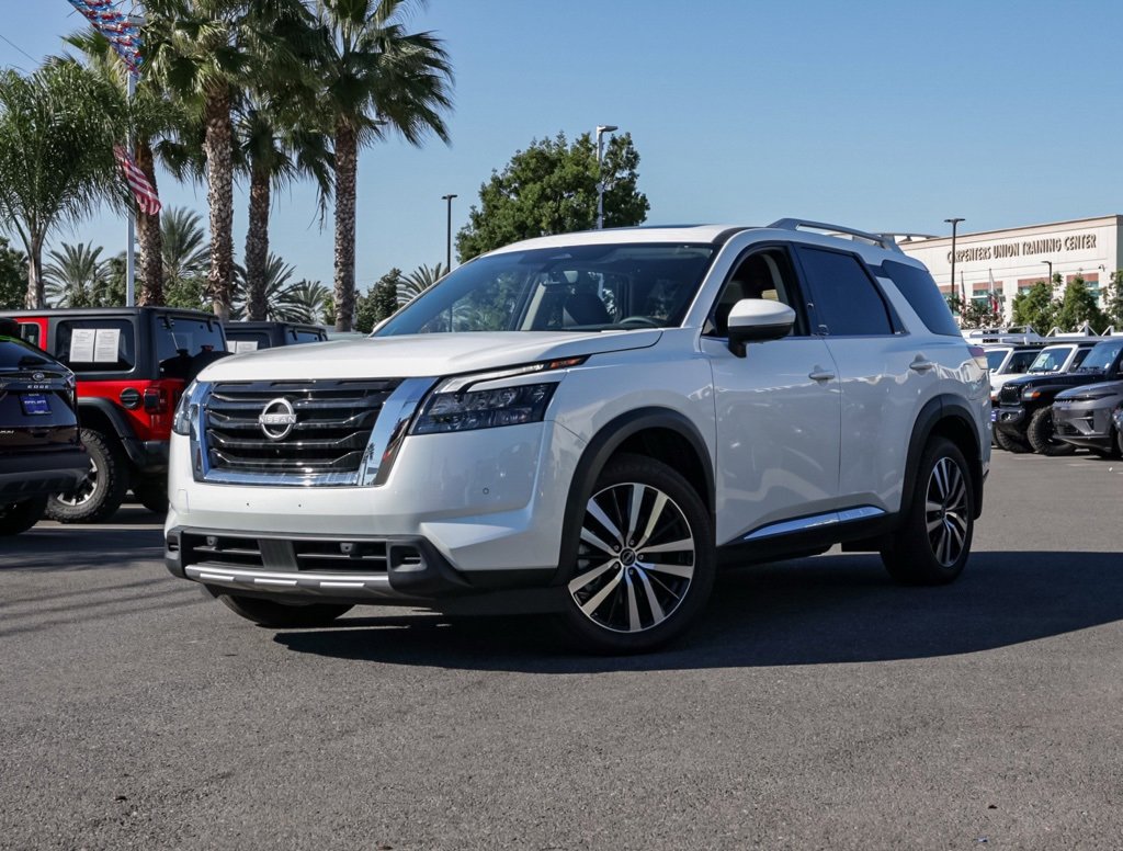 Used 2025 Nissan Pathfinder Platinum w/ Cargo Package image 2