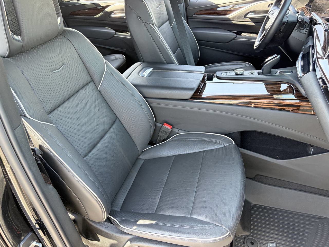 Certified 2024 Cadillac Escalade ESV Premium Luxury w/ Performance Package AWD/4WD image 11