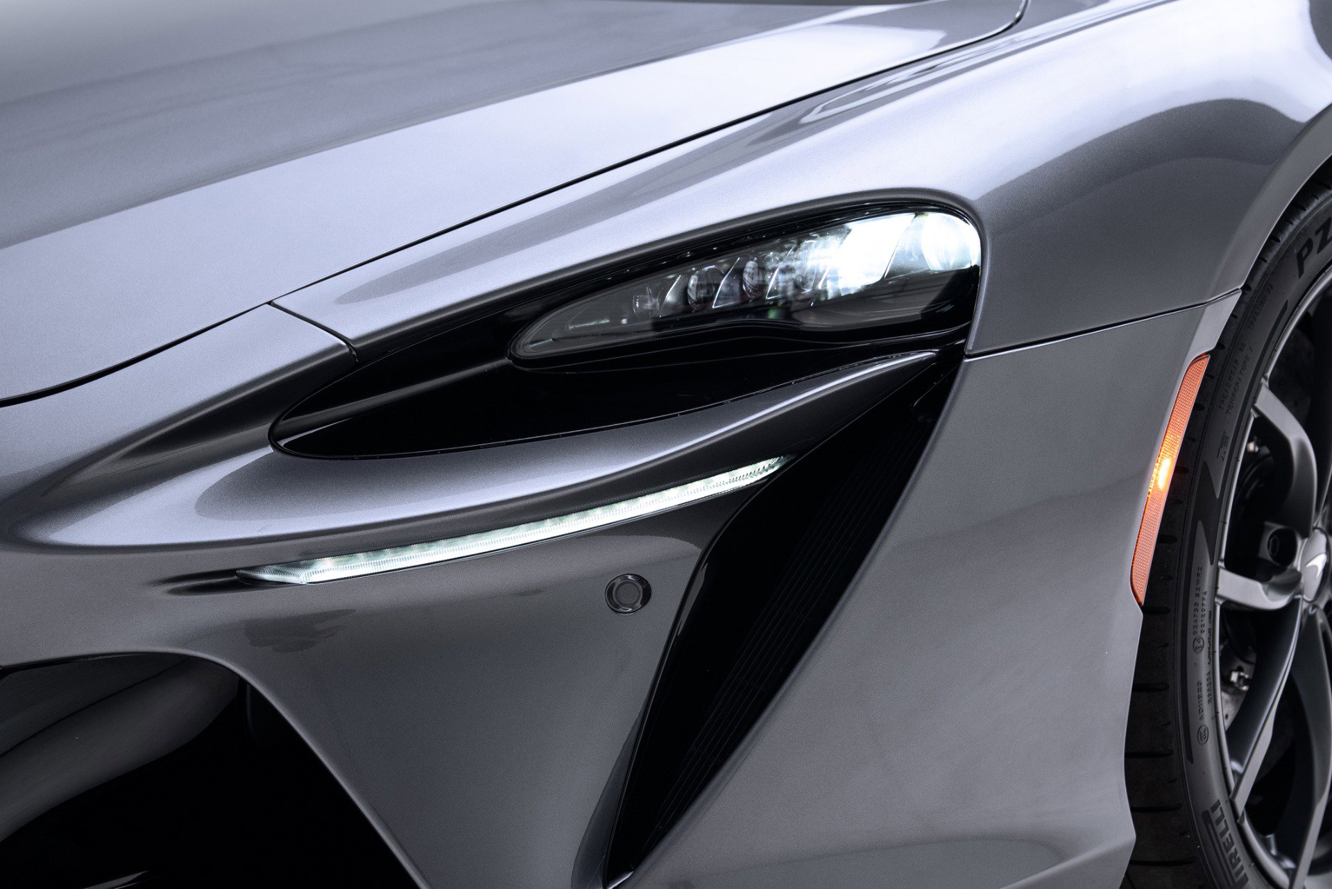 Used 2023 McLaren Artura image 17