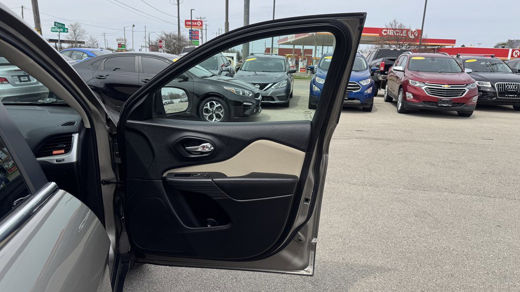 Used 2017 Jeep Cherokee Latitude w/ Safety/Convenience Group image 25