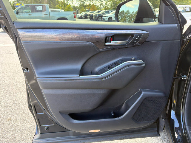 Used 2021 Toyota Highlander Limited FWD image 10