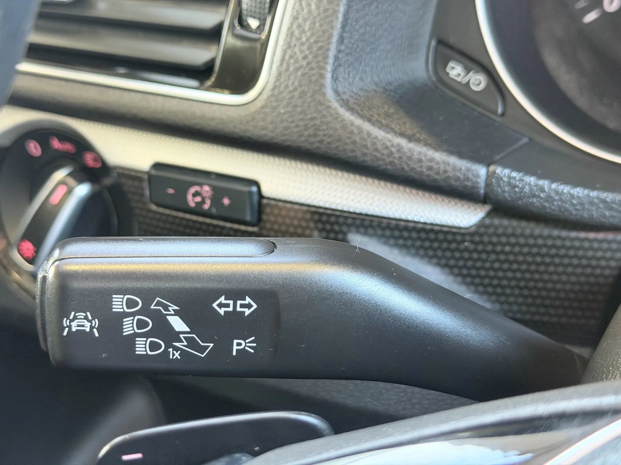 Used 2019 Volkswagen Passat 2.0T SE R-Line image 11