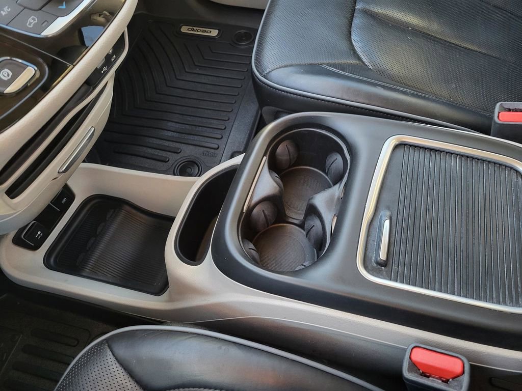 Used 2018 Chrysler Pacifica Limited image 32